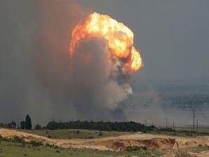 Yunanistan'da alevlerin ulaştığı askeri mühimmat deposunda patlama