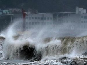 Japonya'da Khanun Tayfunu etkili oluyor: 1 ölü