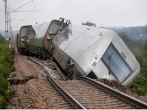 İsveç'te yolcu treni raydan çıktı