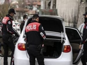 Ankara'da çarpıştıkları aracın sürücüsünü silahla tehdit eden 2 kişi tutuklandı