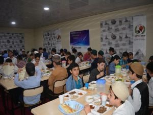 Avrupa Yetim Der’den Batman medrese öğrencilerine iftar yemeği