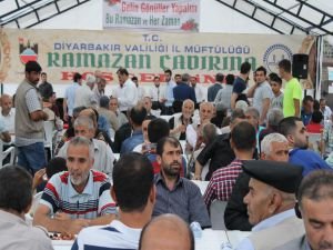 Sur halkı çadırda ilk iftarını açtı
