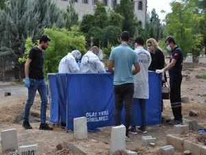 Mezarlıkta tüyler ürpertici görüntü: Poşete sarılı bebek cesedi bulundu