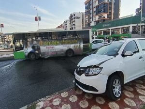 Belediye otobüsü ile otomobilin çarpışmasında maddi hasar oluştu