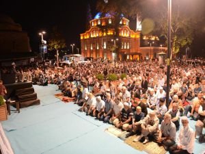 Açık havada teravih namazını binlerce kişi kıldı