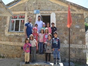 Lojman odasını sınıfa çevirdiler