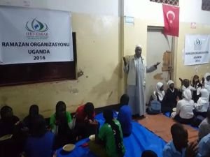 Uganda’da yetimlere iftar yemeği