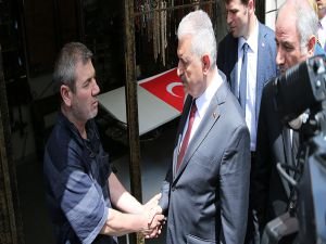 Başbakan Yıldırım, Vezneciler’de esnafı ziyaret etti