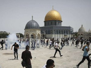 İşgal rejimi Mescid-i Aksa'da gençlerin namaz kılmasına engel oldu