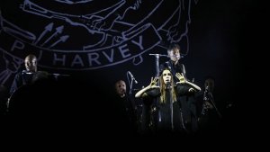 İngiliz müzisyen PJ Harvey, İstanbul'da hayranlarıyla buluştu