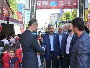 Başkan Şahin, Kitap Fuarını gezdi