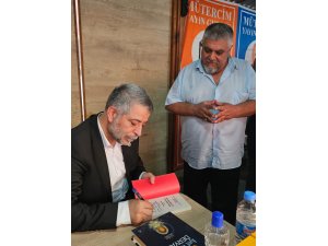 Bakan Arslan, Batman Kitap Fuarı'nda hayranlarıyla buluştu