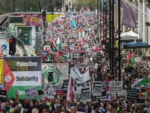 Londra'da on binler Filistin için yürüdü