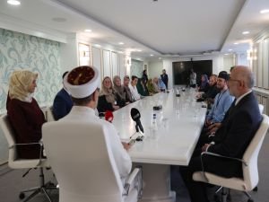 Diyanet İşleri Başkanı Erbaş, Müslüman olan 19 Hollanda vatandaşını kabul etti