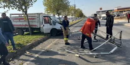 Kontrolden çıkan kamyonet elektrik direğine çarptı