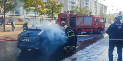 Diyarbakır'da seyir halindeki otomobilde yangın çıktı