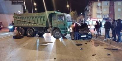 Bursa'da kamyon otomobili sürükledi: Bir yaralı