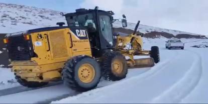 Şırnak'ta yağan kar köy yolunu ulaşıma kapattı