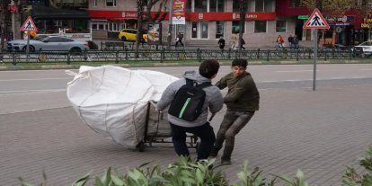 Bursa'da şiddetli fırtınada vatandaşlar ayakta durmakta zorlandı