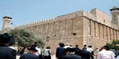 İşgalci siyonistler İbrahim El-Halil Camii’ne baskın düzenledi