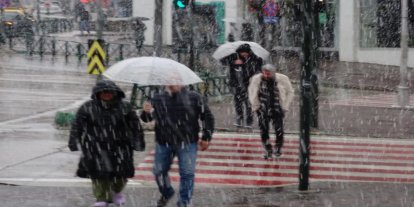 Bursa şehir merkezine mevsimin ilk karı düştü