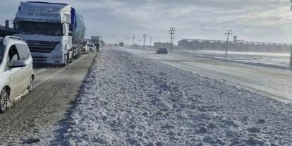 Konya-Afyon yolunda şiddetli kar yağışı