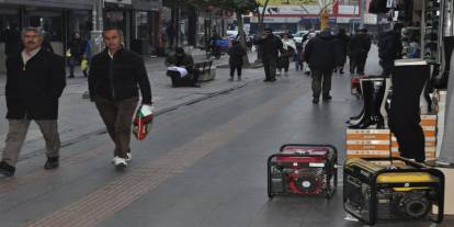 Batman'da uzun süren elektrik kesintileri esnafı iş yapamaz hale getirdi