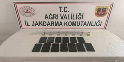 Ağrı'da jandarma ekipleri kaçak cep telefonu ve kulaklık ele geçirdi