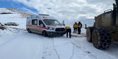 Siirt'te kar nedeniyle yolda mahsur kalan ambulans kurtarıldı