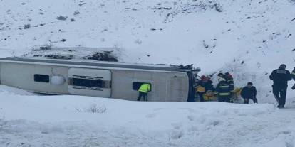 Erzincan'da yolcu otobüsü şarampole devrildi: Yaralılar var