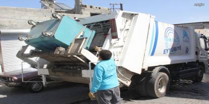 Çöp kamyonunun altında kalan çocuk hayatını kaybetti