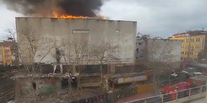 Mecidiyeköy'de yıkım gerçekleştirilen binada yangın