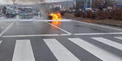 Bingöl'de seyir halindeki araçta yangın