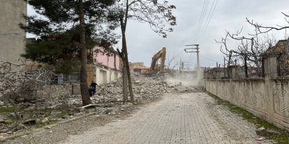 Siirt'te metruk binaların yıkımı gerçekleştirildi