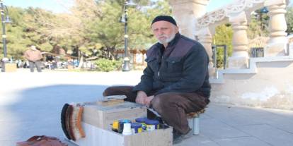 60 yaşında hem oruç tutuyor hem de boyacılık mesleğini sürdürüyor