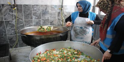 Mahalle sakinleri ile imam el ele ihtiyaç sahipleri için iftar yemeği pişiriyor