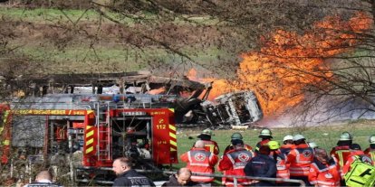 Almanya'da tanker ve tramvay çarpıştı: 3 ölü