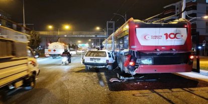 Malatya'da otomobil ile trambüs çarpıştı: 5 yaralı