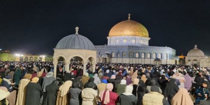 Yaklaşık 100 bin Filistinli yatsı ve teravih namazını Mescid-i Aksa'da kıldı