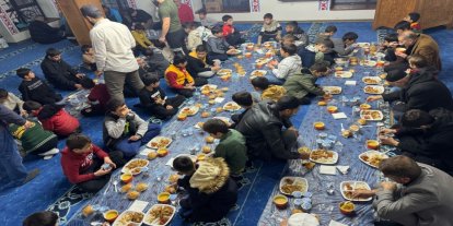 Bitlis’te camiye giden çocuk ve gençlere iftar programı