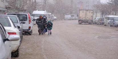 Van'da bahar havası yerini kar yağışına bıraktı