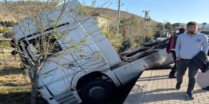 Mardin’de tır ile minibüs çarpıştı: 2 yaralı