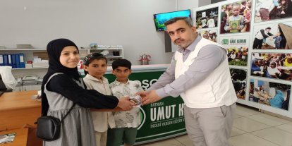 Alp kardeşlerden örnek davranış: Harçlıklarını Umut Kervanı'na bağışlıyorlar