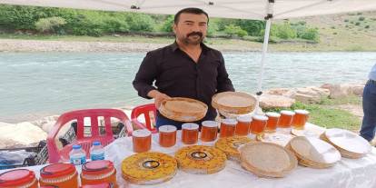 Kozluk'ta organik kara kovan ve süzme ballar ilgi gördü