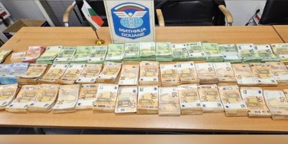 Tırın gizli bölmesine saklanan 351 bin euro  ele geçirildi