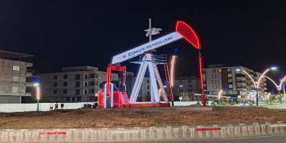 Batman'ın girişine yeni bir petrol anıtı