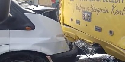Diyarbakır'da kamyonet, belediye otobüsüne arkadan çarptı