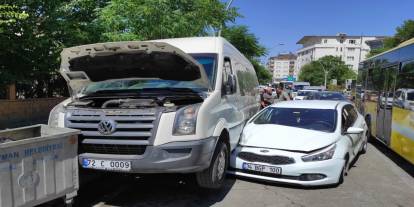 Batman'da kaza zinciri: Otomobil servis minibüsüne çarptı, otobüs refüje çıktı