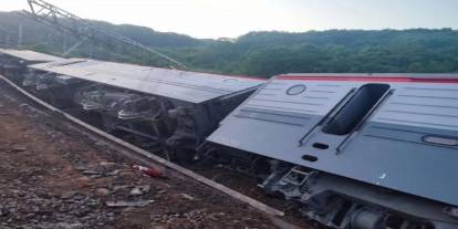 Klimov-Moskova seferi yapan yolcu treni raydan çıktı.: 7 Ölü ve 30 yaralı