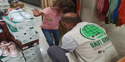 Erciş’te çocukların bayramlıkları Umut Kervanı’ndan